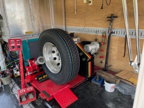 TB tire changer mounted with a business trip service car